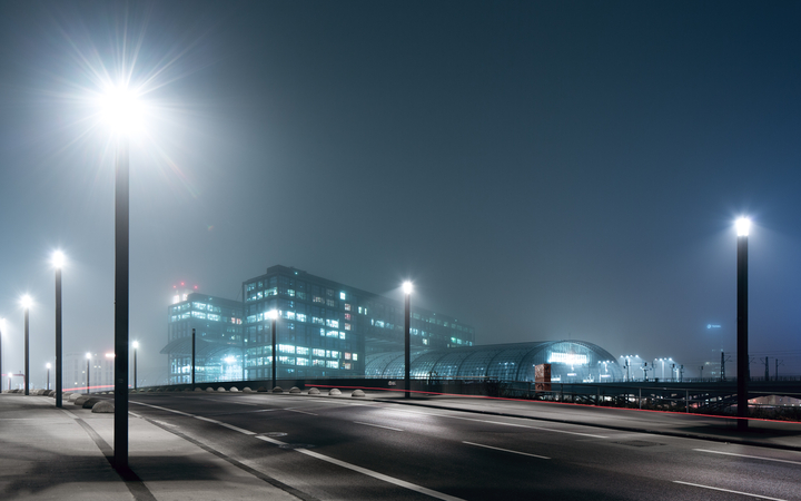 Gerade für die Städte und Kommunen, deren bestehende Straßenleuchten noch lange ihren Dienst tun, sind die neuen HQL LED-Lampen die schnelle Lösung für bestes Licht bei schmalen Budgets.